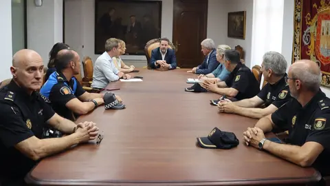 Reuni&oacute;n mantenida en el Ayuntamiento sobre terrenos para la nueva comisar&iacute;a de Polic&iacute;a Municipal