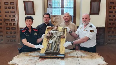 Entrega de una pieza perteneciente a uno de los retablos del antiguo Monasterio de las Clarisas de Fitero