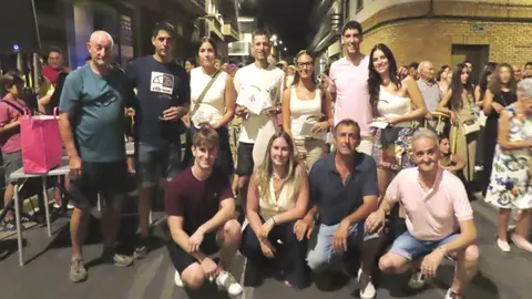 Ganadores del concurso de ambas categor&iacute;as junto a miembros de la organizaci&oacute;n. Cedida Murchante