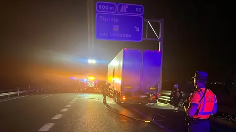 Incendio de un cami&oacute;n articulado en la A-68. Foto Polic&iacute;a Foral