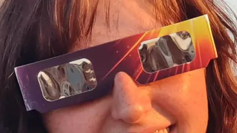 Joven observando el Eclipse del 12 de agosto en La Ribera de Navarra. Foto Tudelahoy