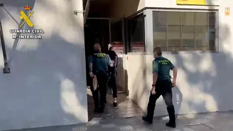 Guardi civil detiene a un hombre