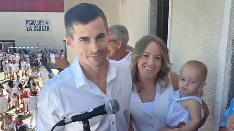 Mikel Rem&oacute;n, junto a su familia, momentos antes de lanzar el cohete de las Fiestas de Milagro 2026
