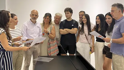 Reuni&oacute;n del colectivo que pide el restablecimiento de la parada de tren en Tudela, con Alberto Catal&aacute;n, UPN
