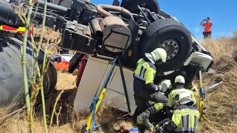 Cami&oacute;n accidentado en Cintru&eacute;nigo. Foto. Polic&iacute;a Foral
