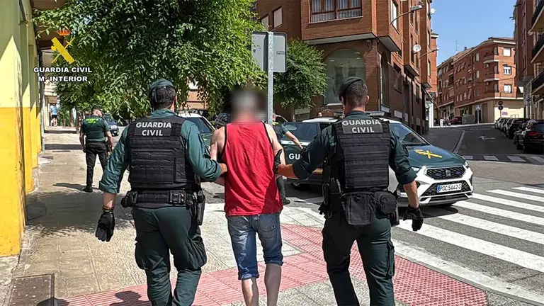 Fotos del operativo de la Guardia Civil contra la venta de droga en Calahorra (9)