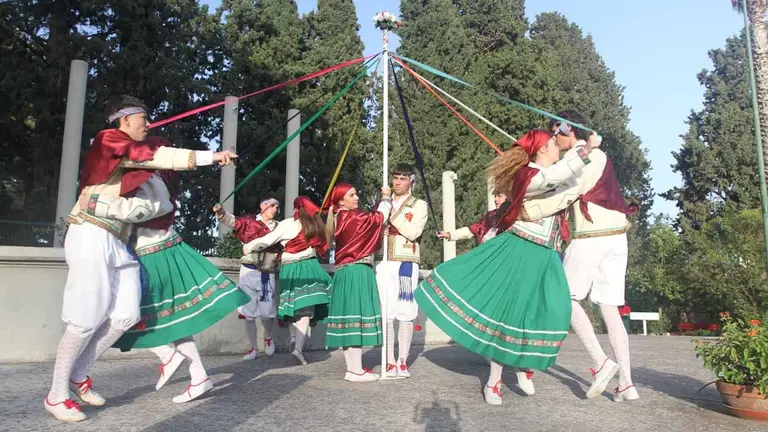 Exhibición de danzas en Cortes. 20-6-25
