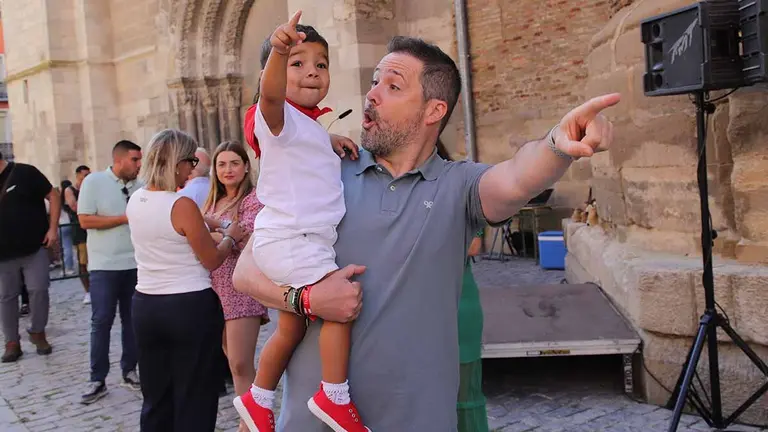 imposición del primer pañuelo de fiestas a los niños nacidos en 2024 (3)