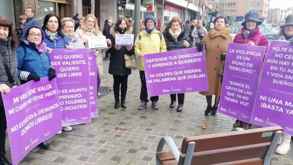 Mujeres de Ama Hierbabuena de Ablitas en la concentración contra el asesinato de Sara Pina