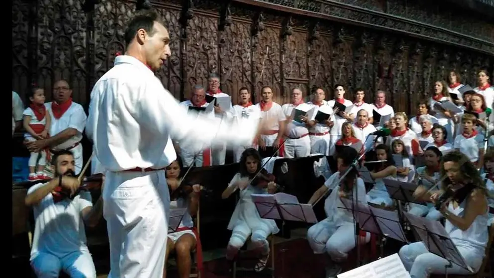 Jos&eacute; Mar&iacute;a Lafuente, dirigiendo al coro y la orquesta durante una interpretaci&oacute;n de la Novena de Santa Ana en la catedral de Tudela