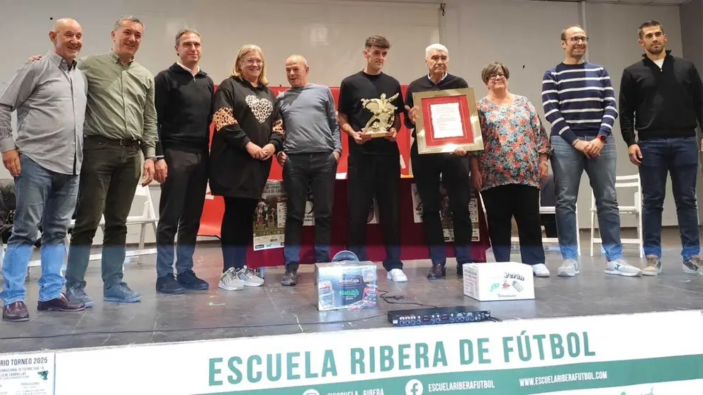 Entrega del Premio Escuela Ribera de Fútbol 2025 a Aimar oroz