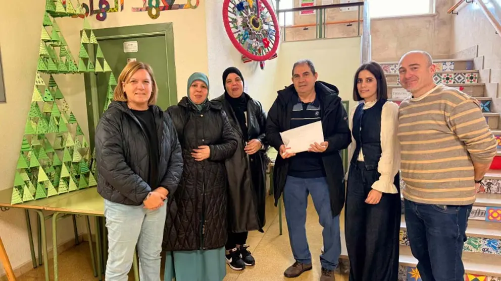 El IES Alhama de Corella entrega al Banco de Alimentos de Corella la recaudaci&oacute;n de su mercado navide&ntilde;o solidario 2025