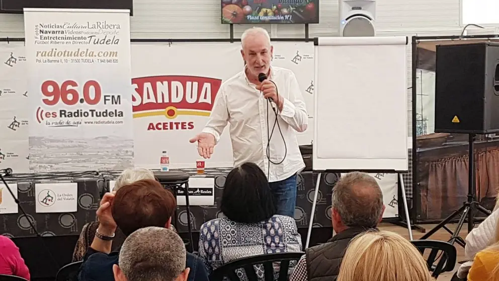 Txumari Alfaro ofreceindo una charla en las Fiestas de la Verdura de Tudela de 2018