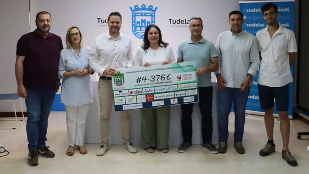 Entrega cheque del C.D.Lourdes a ANDAR