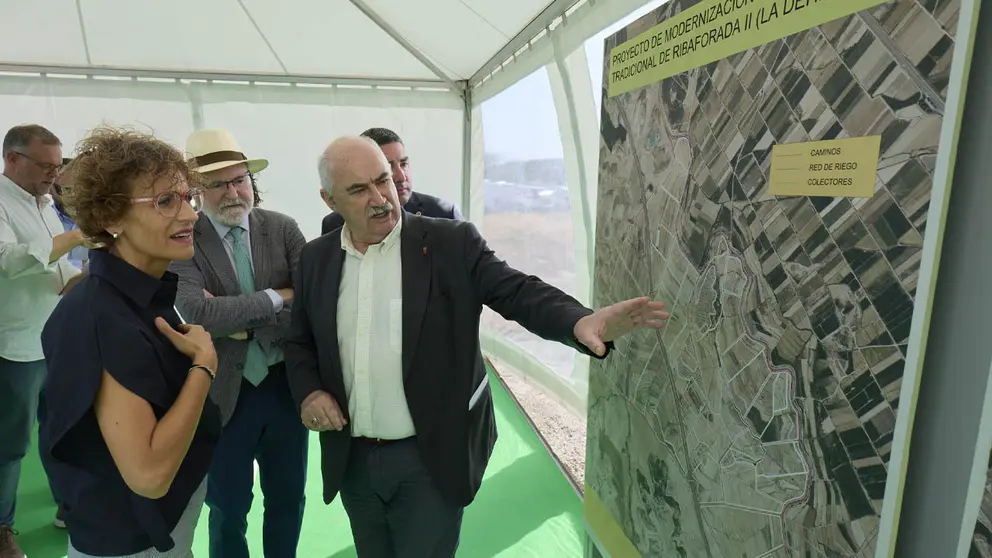 La Presidenta Chivite y el consejero Aierdi en su reciente visita a Ribaforada para conocer las mejoras de modernizaci&oacute;n del regad&iacute;o ya realizadas.