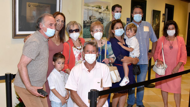 Familia junto a la placa