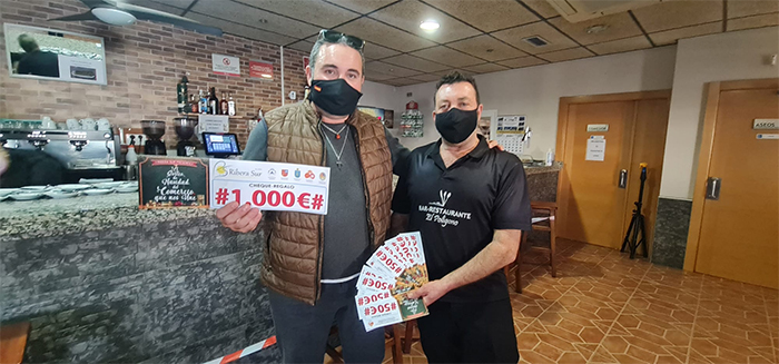 Simón recibiendo el premio