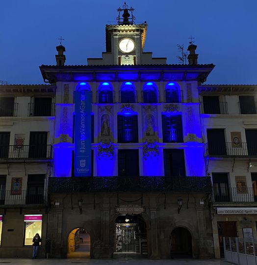 casa del reloj iluminada de azul