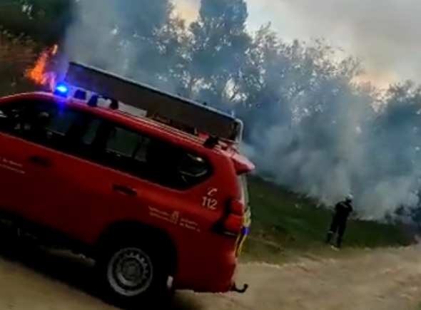 bomberos sofocando incendio