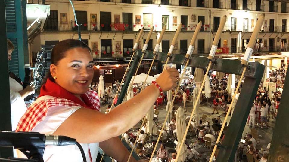 María herrera Tduelana Popular 2018 lanzando el cohete del Pobre de Mí