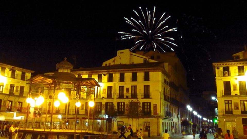 Fuegos artificiales en Tudela vistos desde la Plaza de los Fueros