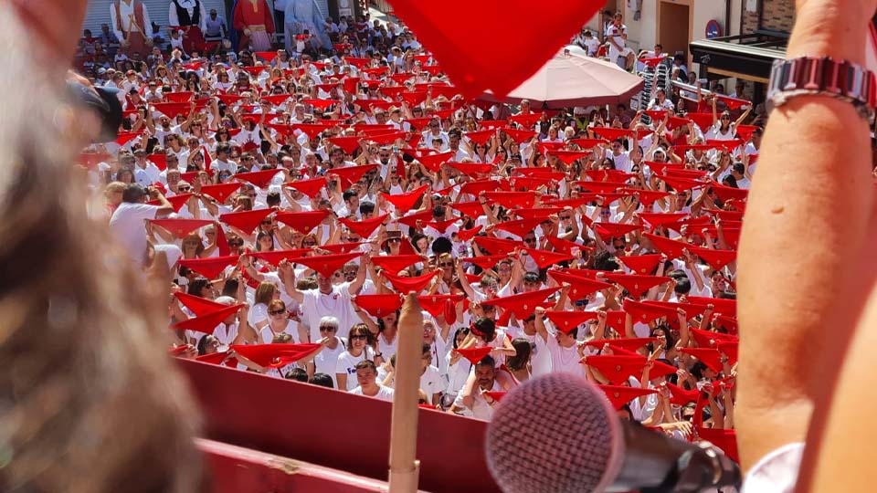 Plaza con pañuelos en alto en el Cohete de Fustiñana 2022