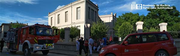 Efectivos atendiendo incendio en club de jubilados de Falces