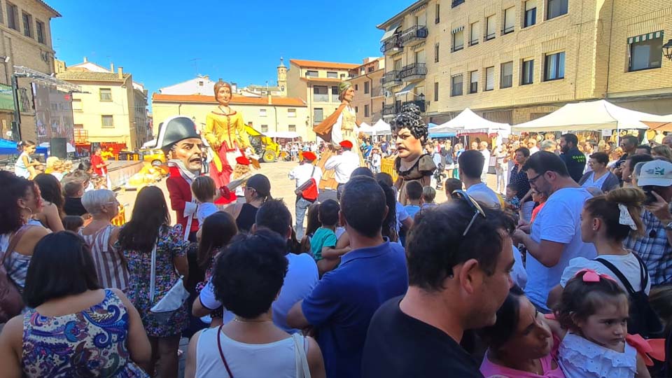 Plaza de lso derechos humanos con Mercado y gigantes de Valtierra 2022