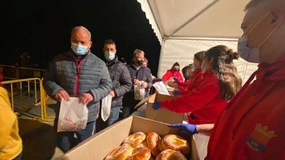 Reparto de roscos de San Blas en Milagro