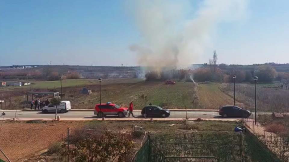 Policía foral y bomberos en el incendio de murchante