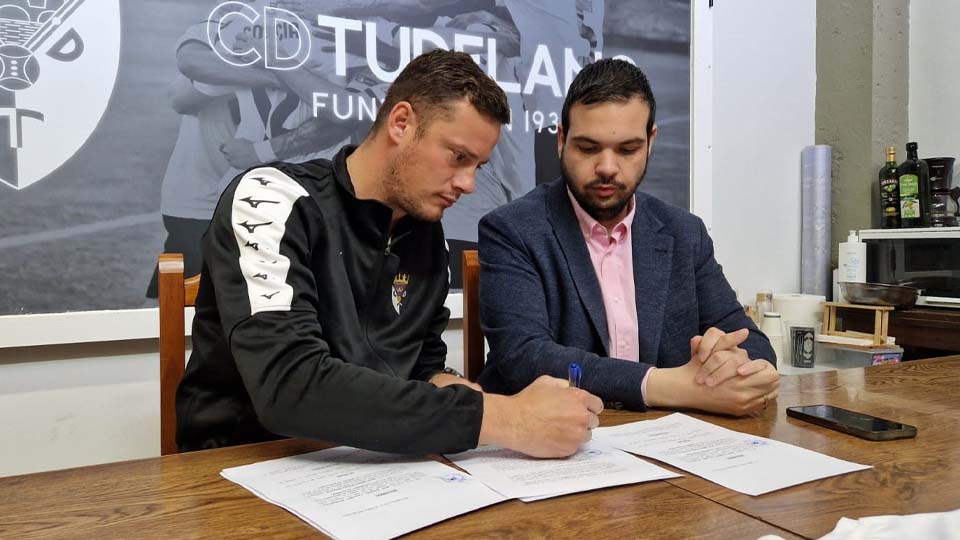 Renovación Oriol Riera CD Tudelano 2023-2024 Firma Oriol