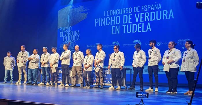 finalistas del consurso esperando el resultado