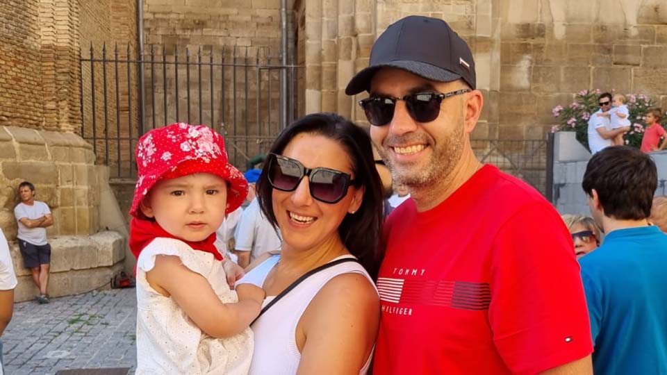 Nina y sus padres en la entrega de pañuelos de fiestas a los nacidos en 2022 Tudela