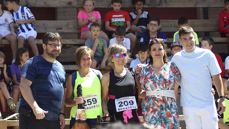 Cuadrilla de murchante recibiendo un jamón en la cross 2023