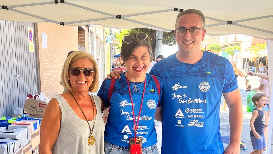 Elena, hermana de Juan Carlos Unzué, durante la Joya de Ribaforada junto a la coordinadora de deportes, Ana Zardoya y el concejal de deportes, Jorge Lasheras