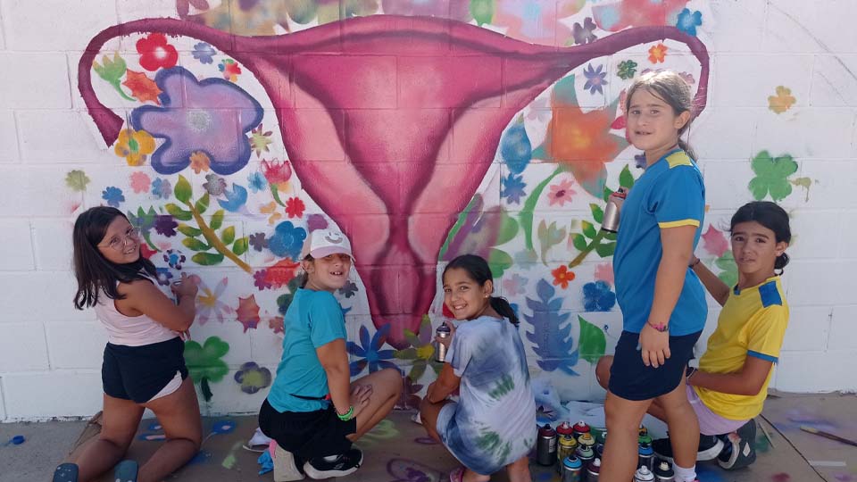 Jóvenes trabajando en el mural de Ablitas