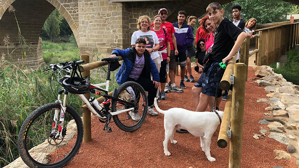 ruta por la pasarela bajo el puente del alhama
