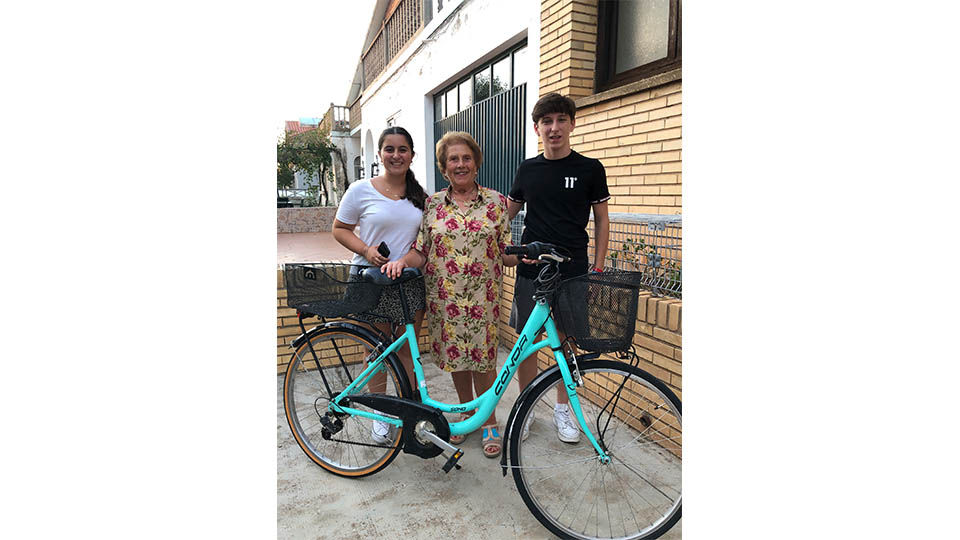 lidia diaz recibe el premio una vida en bici2