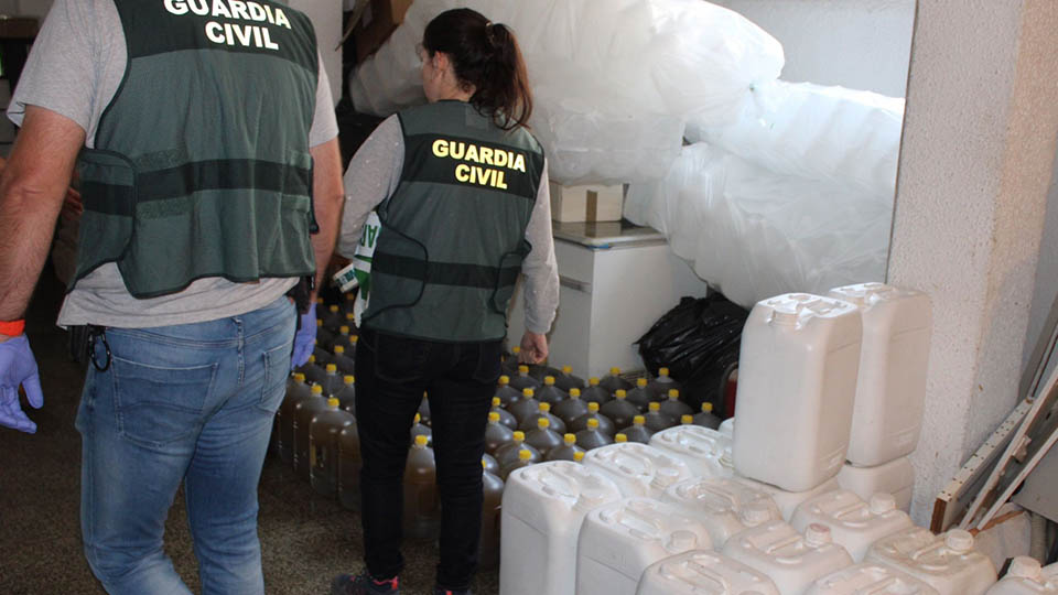 guardia civil inspecciona local de venta de aceite en cintruenigo