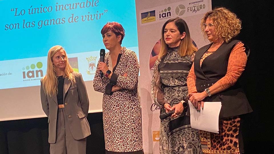 Desirée Vila junto a Elena Alonso, directora de Recursos Humanos de Grupo Alimentario IAN; Mª Carmen Segura, alcaldesa de Villafranca, y Marta Basterra, directora regional de la Fundación Adecco en Navarra.  