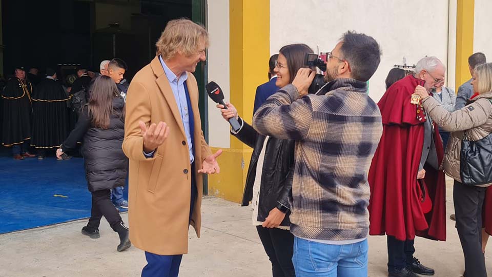 Julián Iantzi atiende a los medios de comunciación