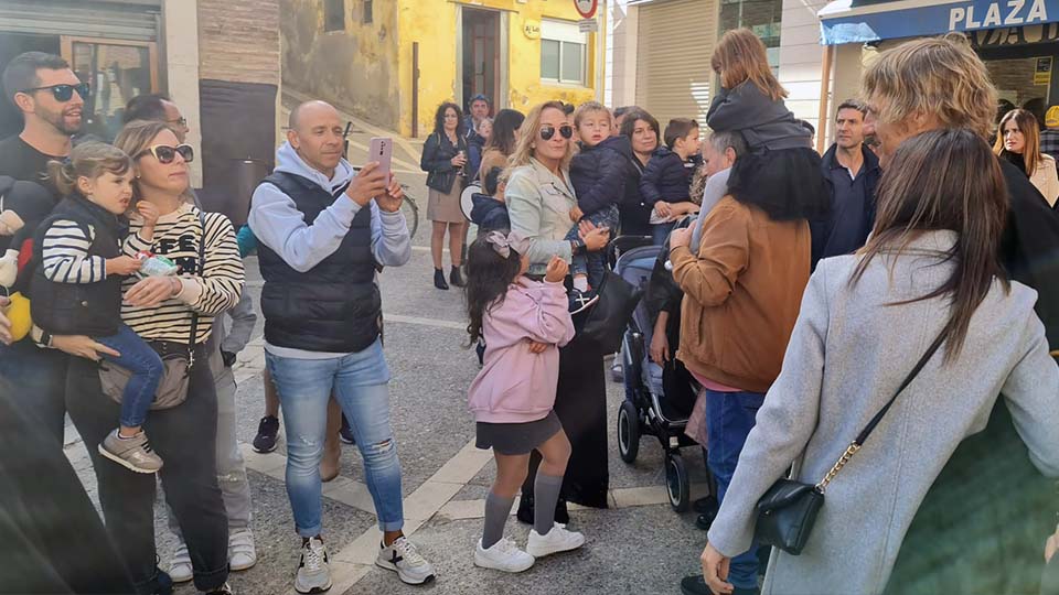 Julián Iantzi atiende y se saca fotos con sus fans