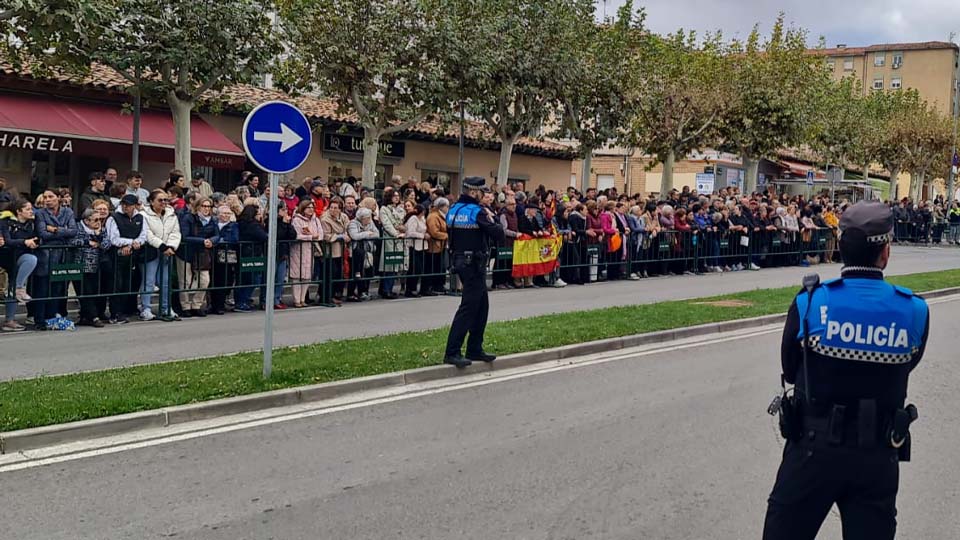 Público a la espera de la llegada de Doña Letizia a Tudela