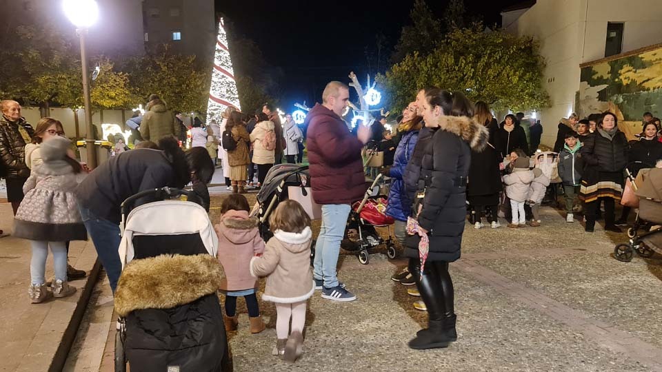 Familias en la Visita del Cartero Real a la Sede de Bardenas 2023