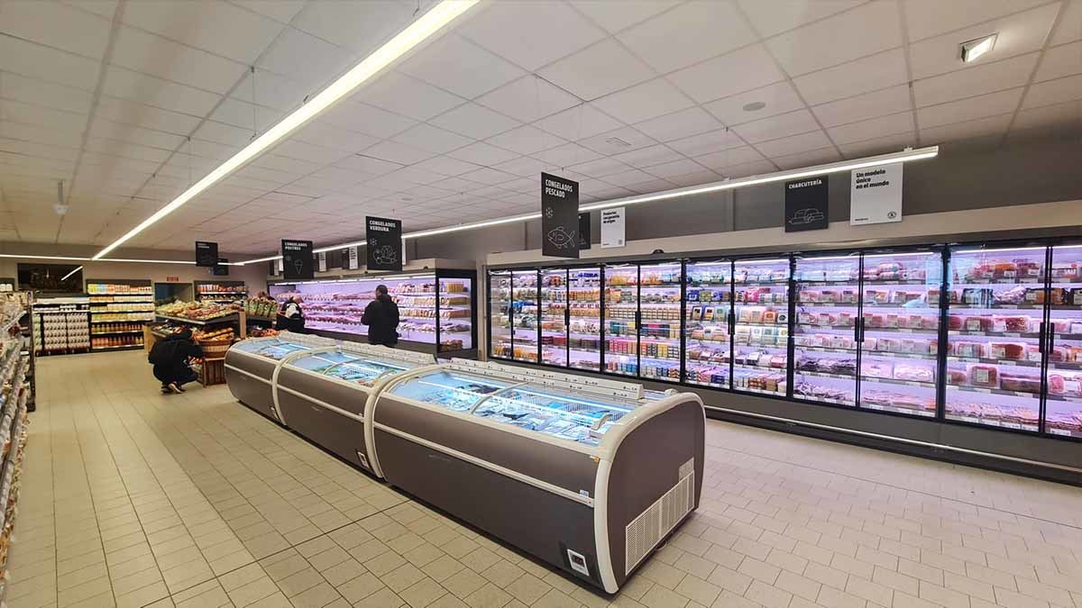 Interior del supermercado bonÁrea del parque comercial La Barrena de Tudela