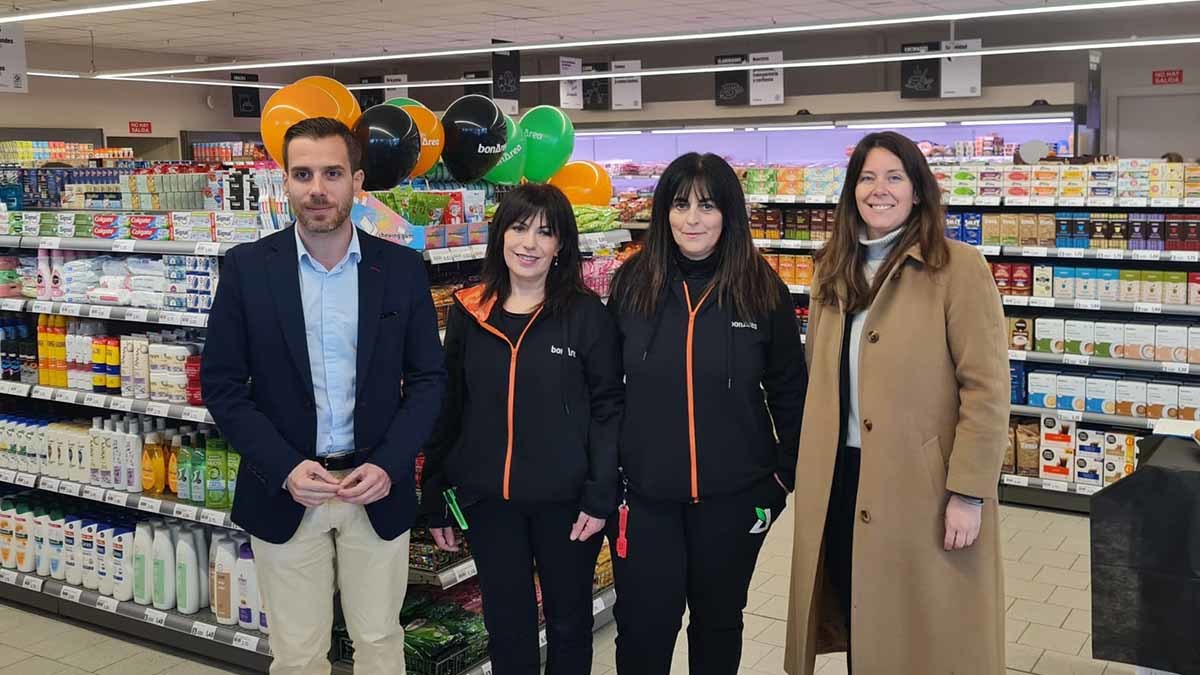 Representantes del Ayuntamiento de Tudela junto a las responsables del nuevo supermercado bonÁrea de La Barrena