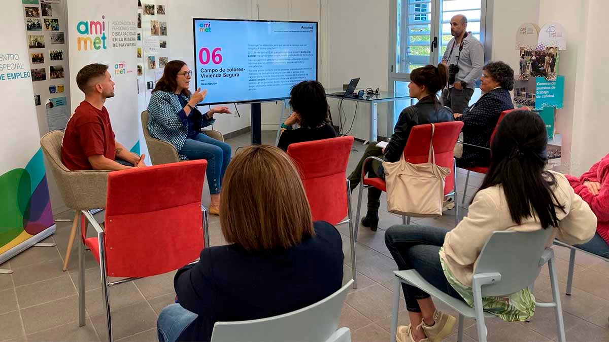 La consejera Alfaro visita el centro de empleo de Amimet en Tudela2