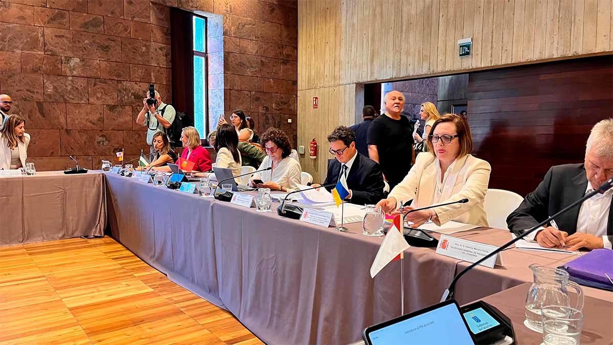 La consejera Maeztu, durante la Conferencia Sectorial de Infancia y Adolescencia, junto a consejeras del ramo de otras Comunidades Autónomas2