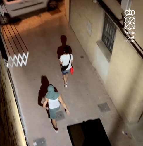 Presuntos ladrones huyendo al ver a la policía en Tudela