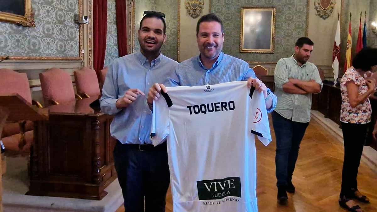 toquero con la camiseta del tudelano